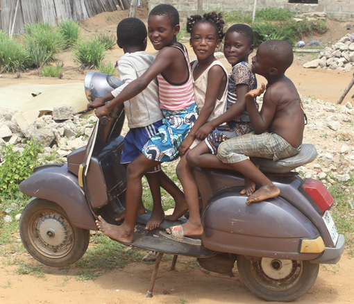 Kinder auf  einem Motorroller