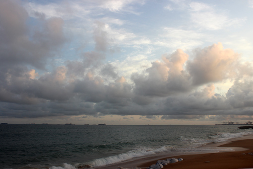 Wolken und der Hafen von Lomé