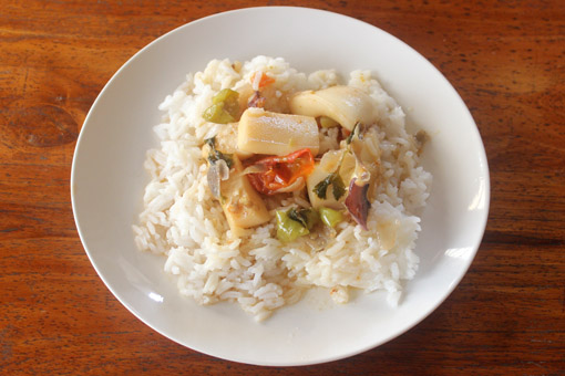 Reis mit hellem Gemüßesößlein und Calamar