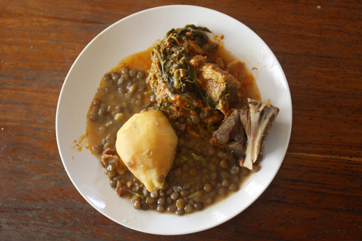 Mboma-Soße und Linseneintopf mit Schwein