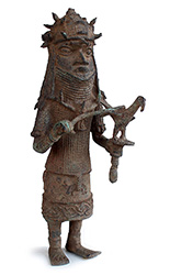 Figur mit Vogel
