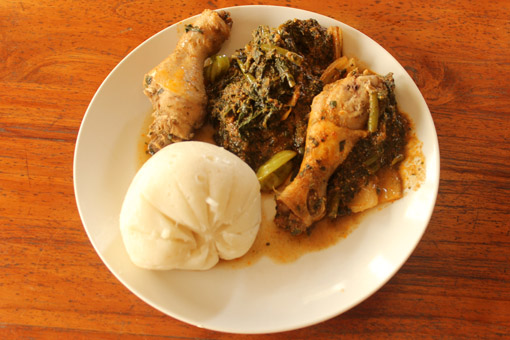 Gboma-Soße mit Hühnchen und Akpan