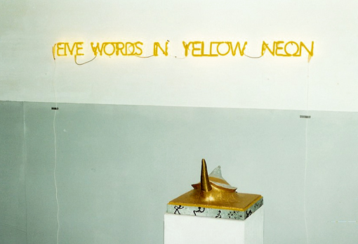 Five Words in Yellow Neon von Joseph Kosuth und Aboudramane