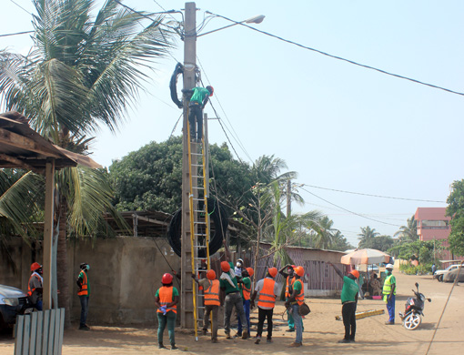 Stromarbeiter auf der rue Akere Buru in Baguida