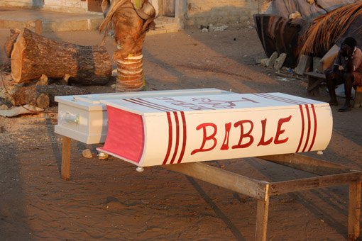 Bibel-Sarg am Straßenrand