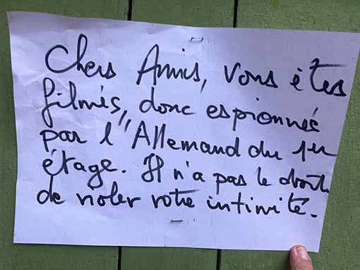 Information an wen? An der Hoftüre innen