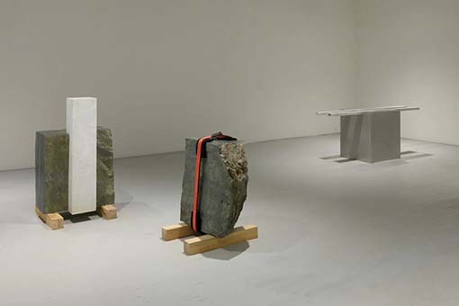 Wahllos gestellt, bekloppter Minimalismus Raumanordnung Kunst
