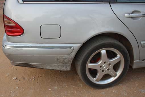 Der Motorradfahrer brummte auf die Stoßstange und riss sie ab Unfall Detail